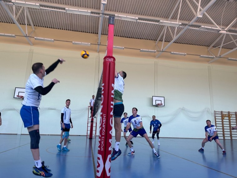 Игра в волейбол