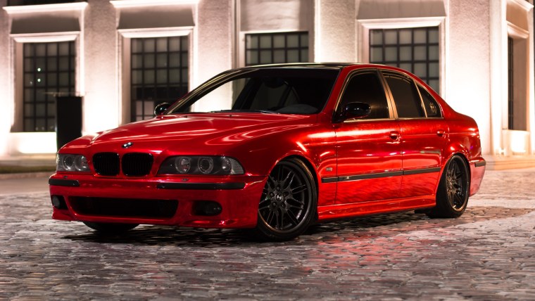 БМВ м5 е39 красная