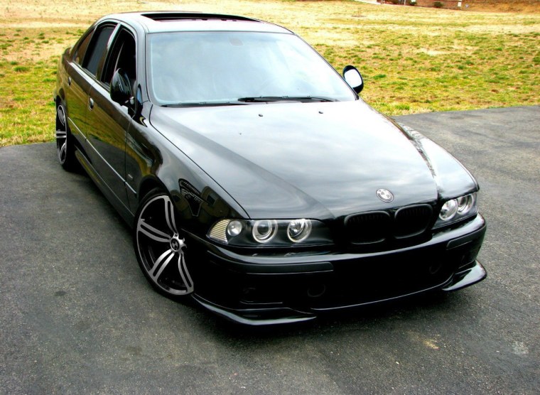 Черная БМВ е39 в м обвесе