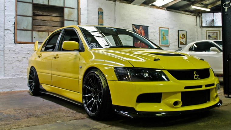 Mitsubishi Lancer Evolution 9 желтый