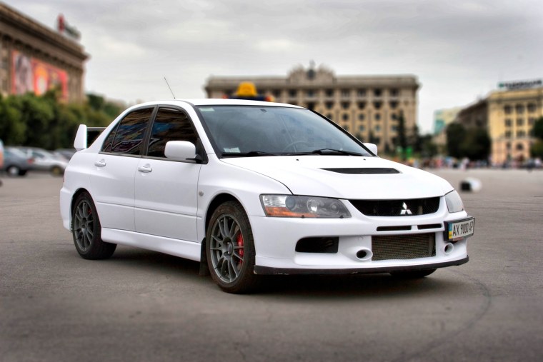 Митсубиси Лансер Эволюшн 7 белый