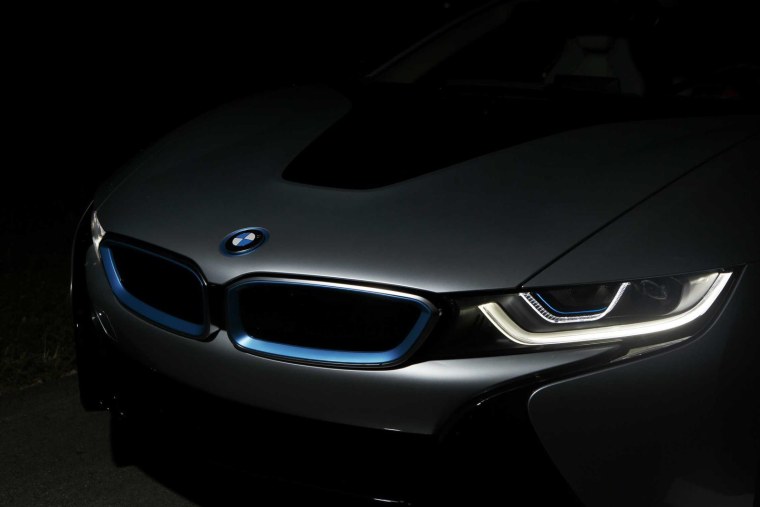 BMW i8 в темноте