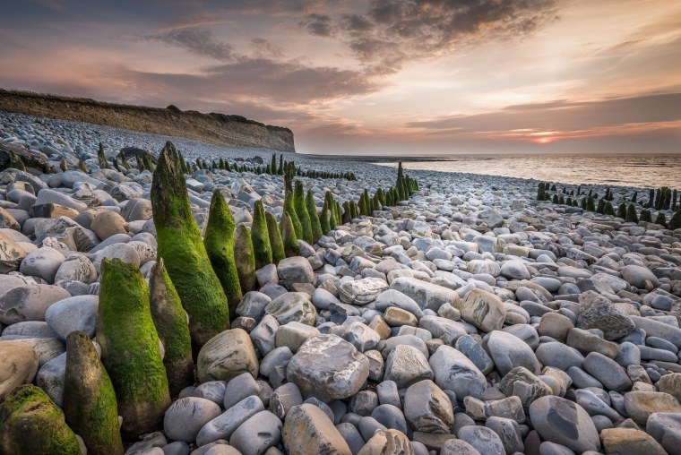 Побережье камни