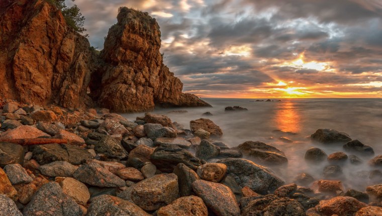 Скалистый берег моря