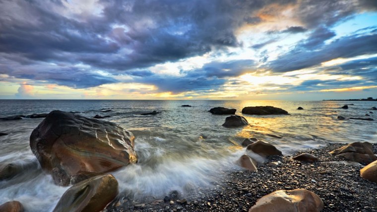 Море камни закат