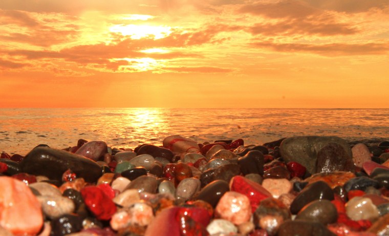 Цветная галька море