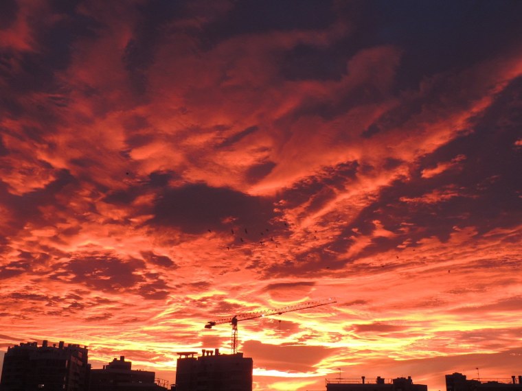 Красивый закат в городе