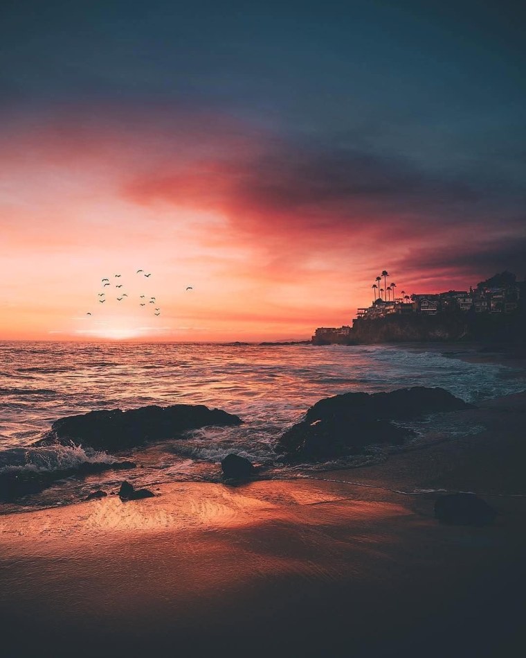 Розовый закат в городе