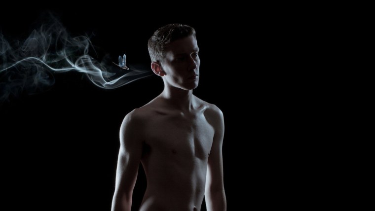 Парень на темном фоне