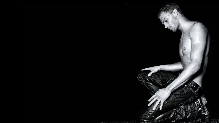 Парень на темном фоне