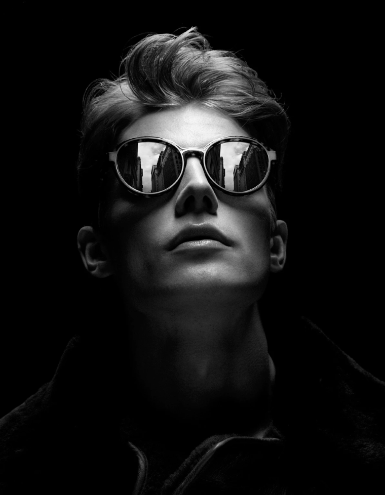 Парень в темных очках