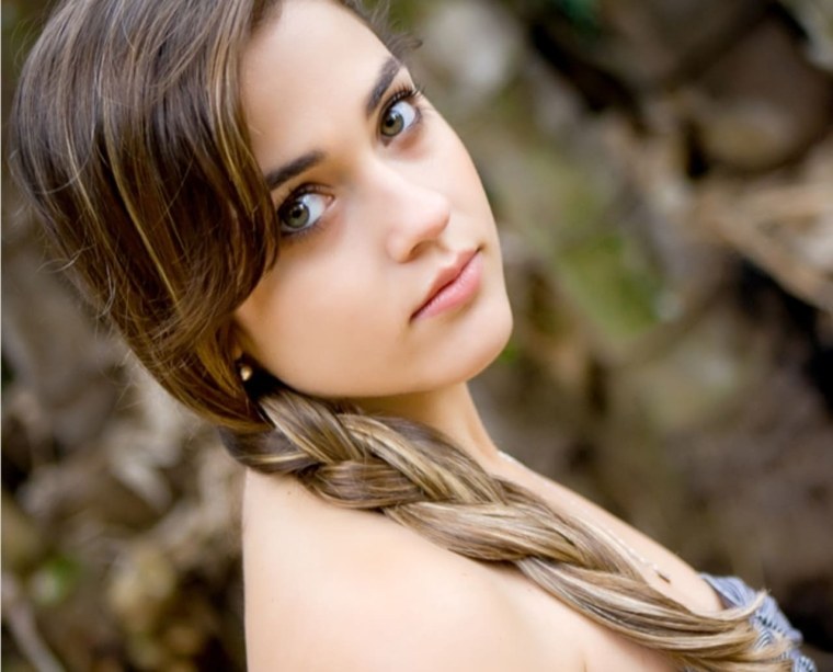 Красивая молодая девушка