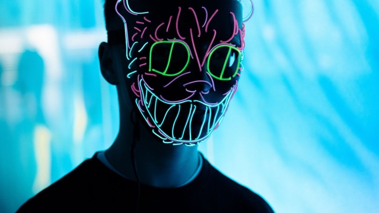 Человек в неоновой маске