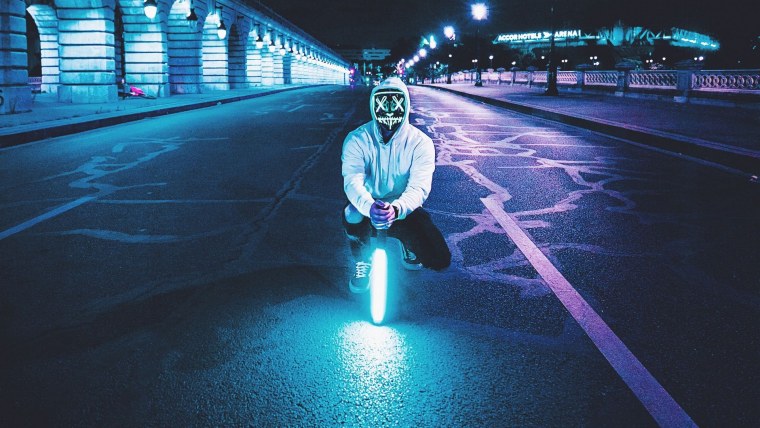 Человек в неоновой маске