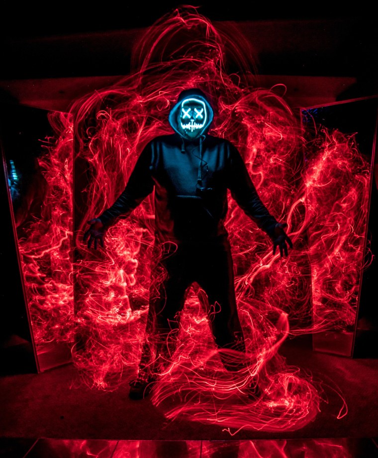 Человек в светящейся маске