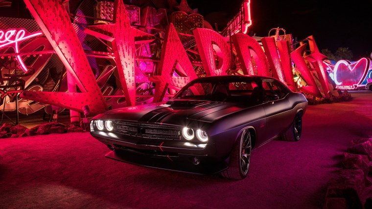 Неоновый Додж Челленджер