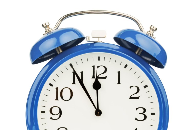 Будильник голубой на белом фоне