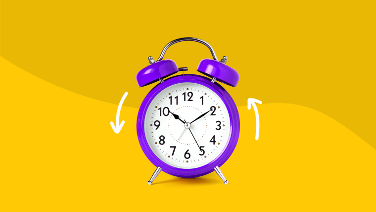 Будильник на желтом фоне