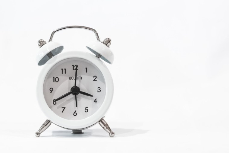 Часы на белом фоне