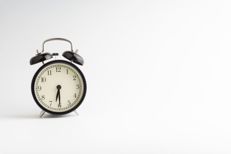 Фото будильника на белом фоне