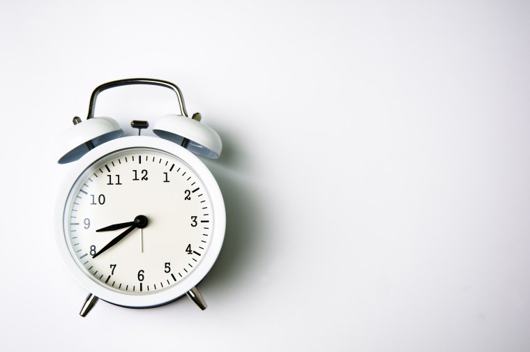 Часы на желтом фоне