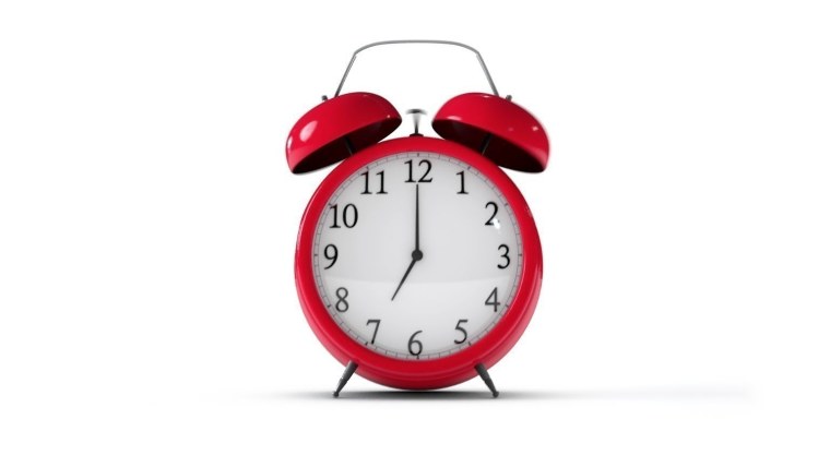 Часы будильник на белом фоне