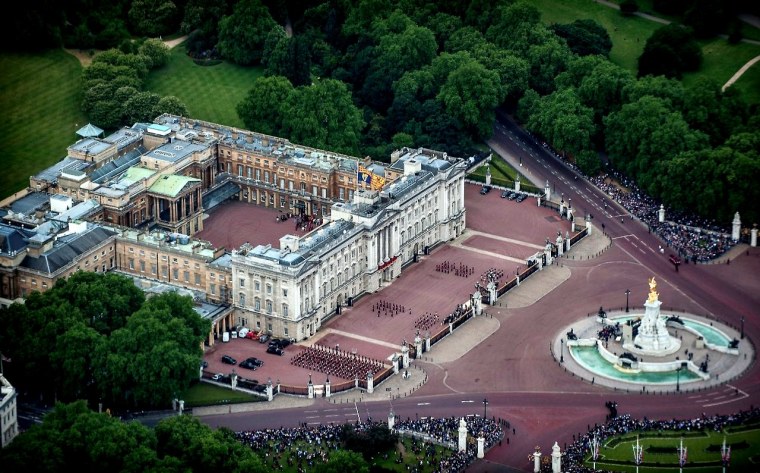 Великобритания Букингемский дворец с королевой