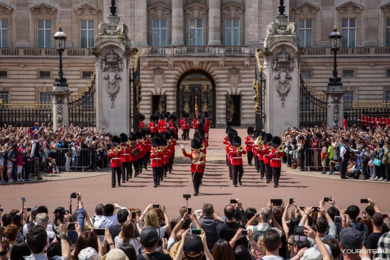 Букингемский дворец туристы