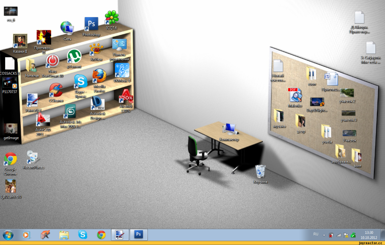 Комната с полками на рабочий стол