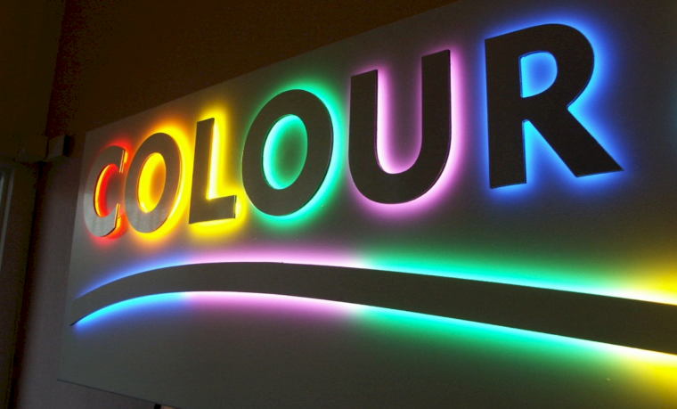 Рекламная вывеска с подсветкой