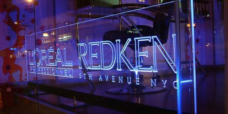 Стеклянная вывеска с подсветкой