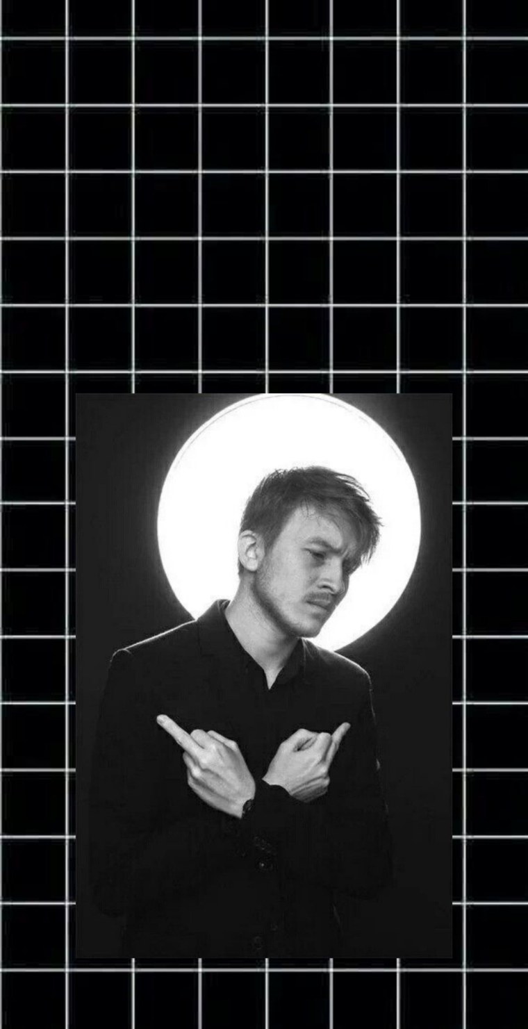 Данила поперечный улыбается