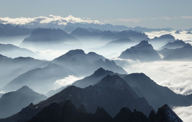 Красивые горы в дымке