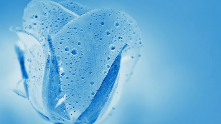 Голубые капли воды