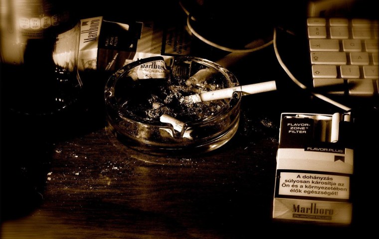 Сигареты на столе