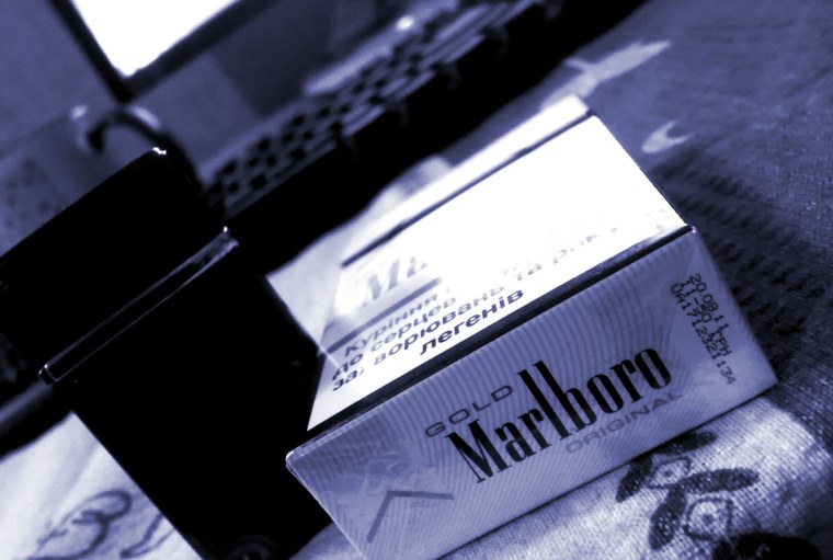 Пачка Мальборо на столе
