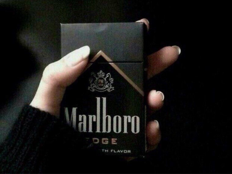 Пачка сигарет на темном фоне