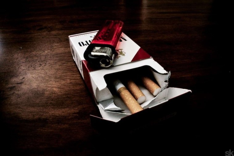 Мальборо сигареты и зажигалка