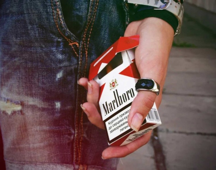 Пачка сигарет Мальборо в руках