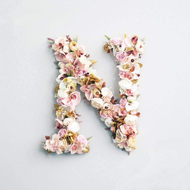 Буква n из цветов