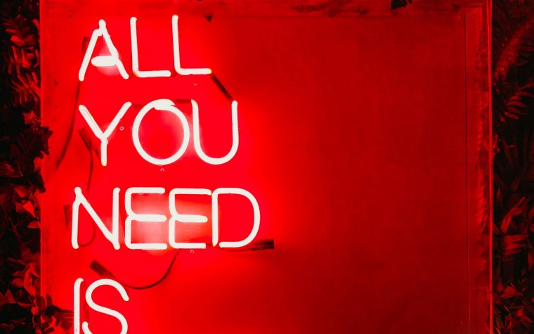 Неоновые надписи на черном фоне