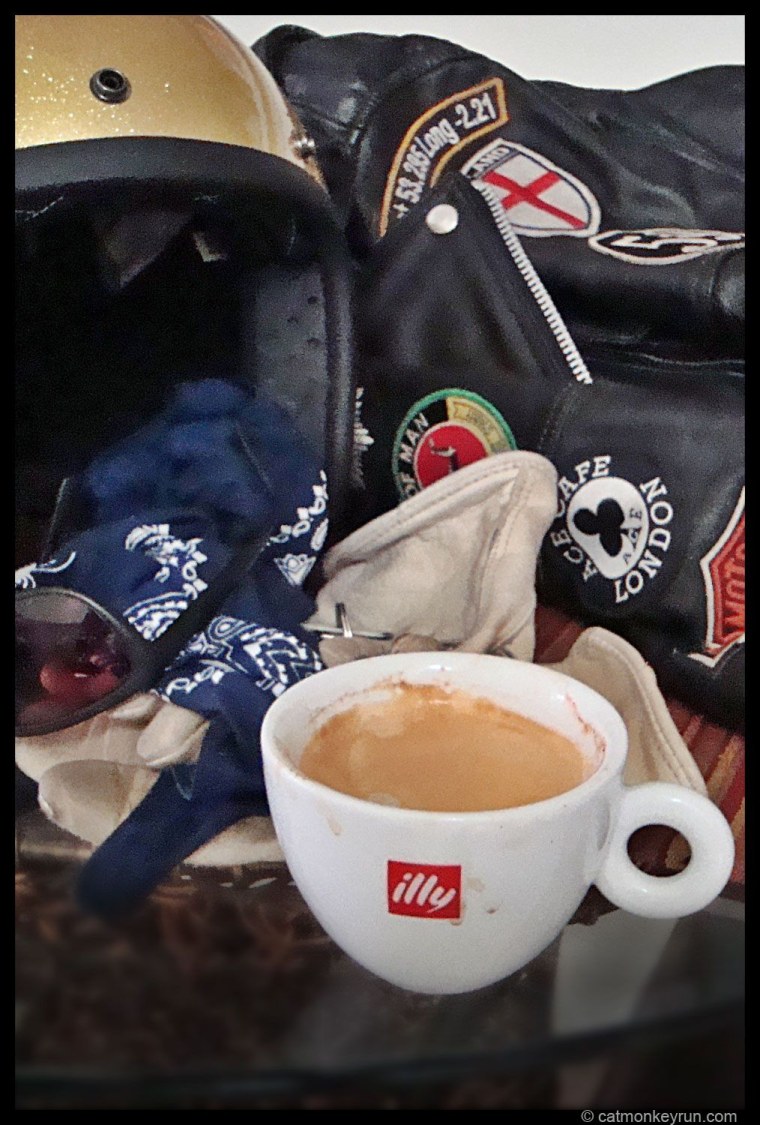 Девушка на байке с кофе