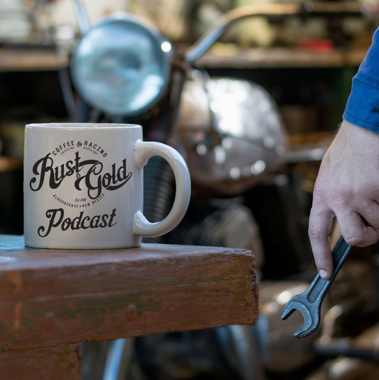 Байкер с кофе