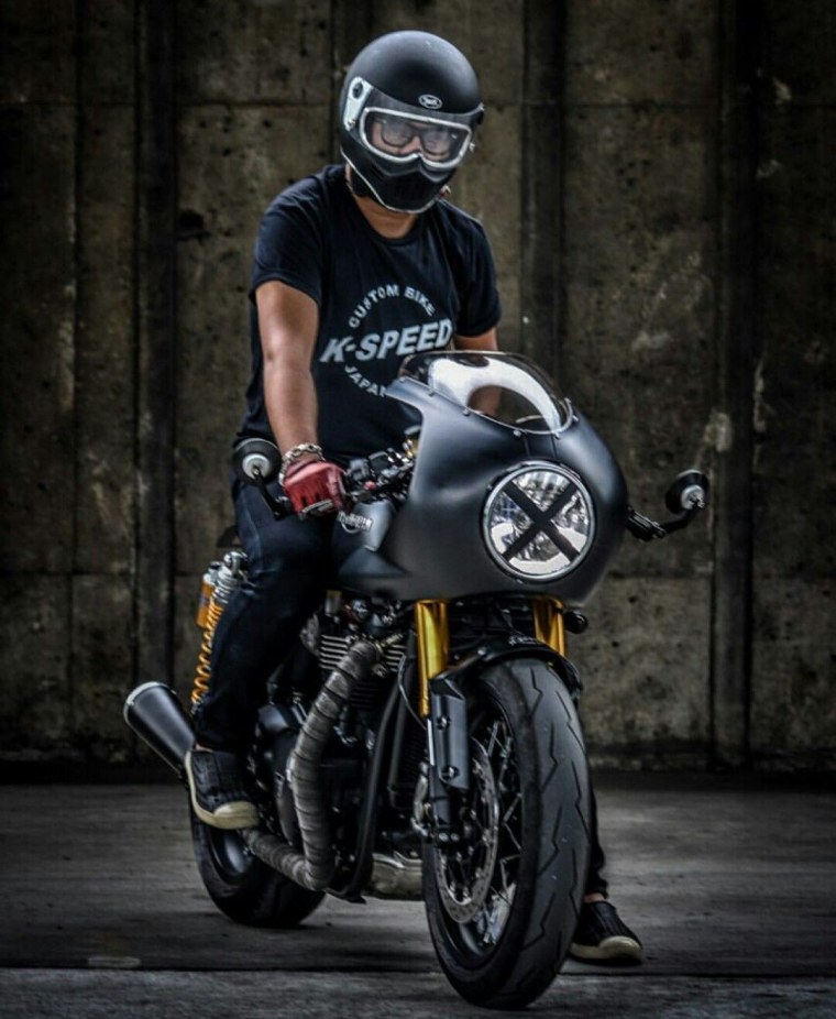 Кружка кофе и мотоцикл фото