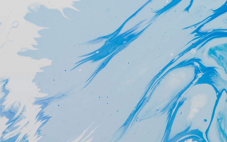 Голубые разводы на белом фоне