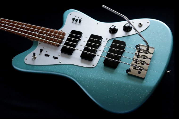 Бас гитара с тремоло