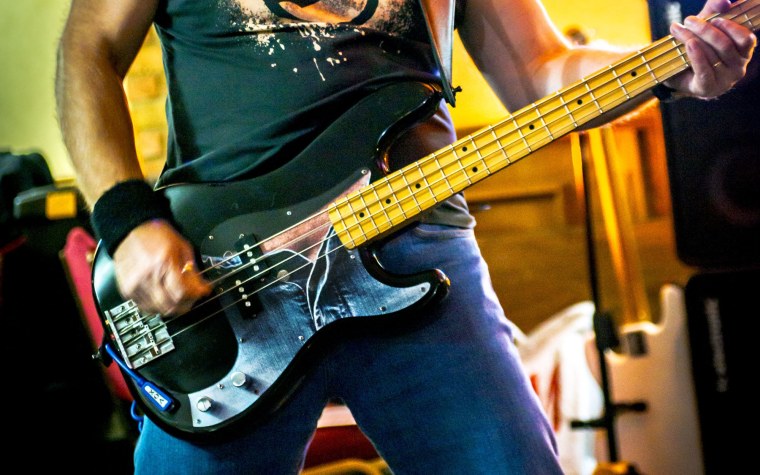 Виктор Савич бас гитара