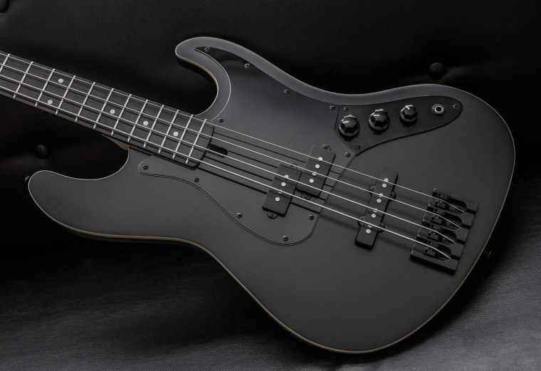 Бас гитара черная