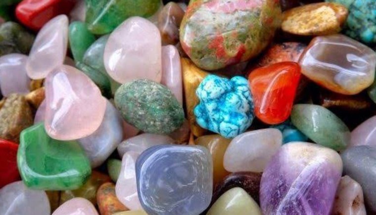 Мелкая россыпь драгоценных камней