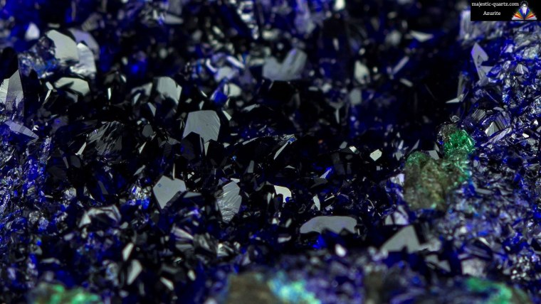 Кристаллы на черном фоне